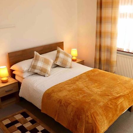 Cheerful 2 Bedroom Residential Home - Free Parking 利兹 外观 照片