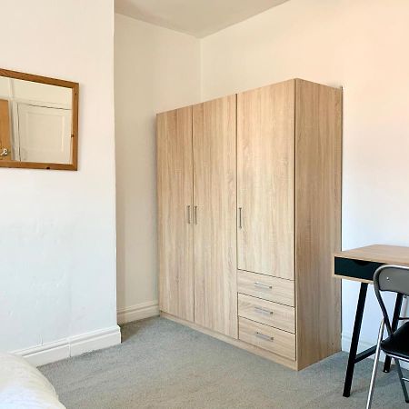 Cheerful 2 Bedroom Residential Home - Free Parking 利兹 外观 照片