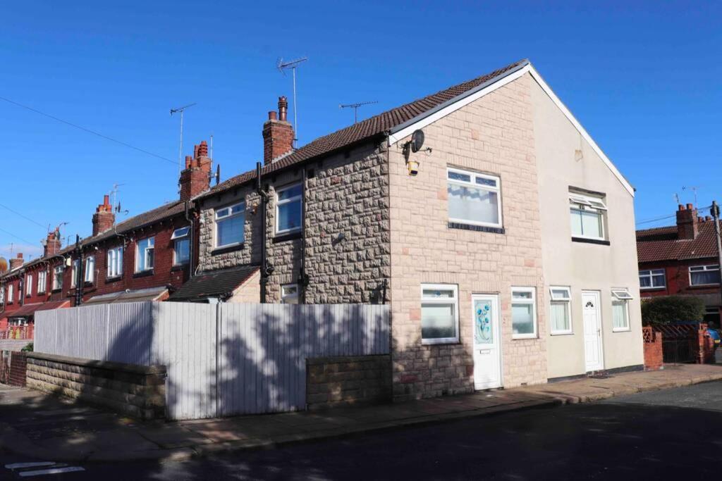 Cheerful 2 Bedroom Residential Home - Free Parking 利兹 外观 照片