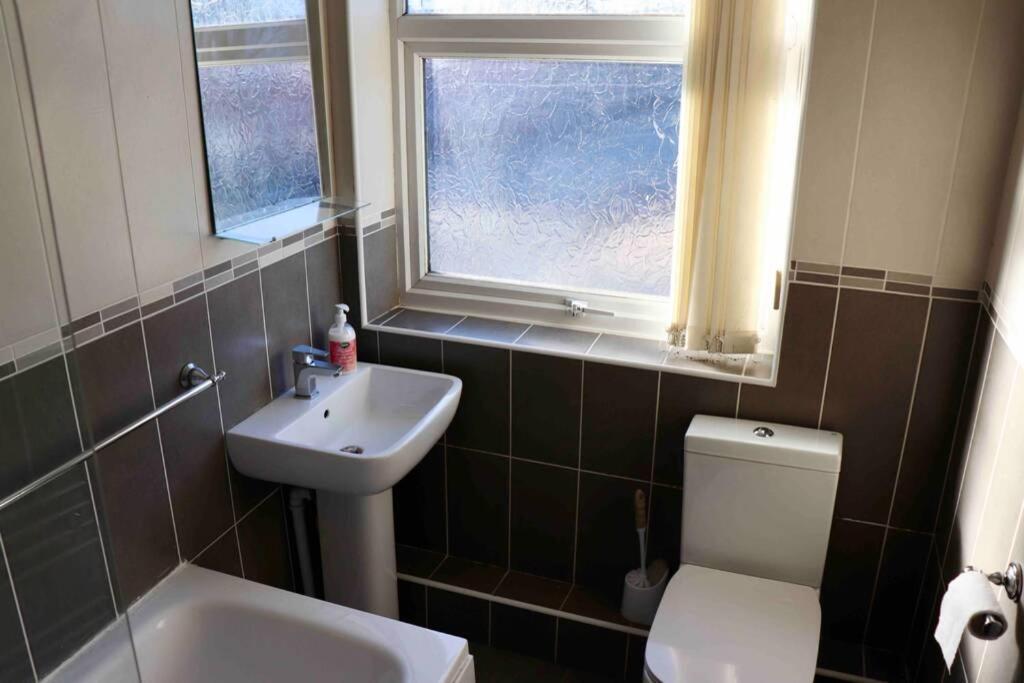 Cheerful 2 Bedroom Residential Home - Free Parking 利兹 外观 照片