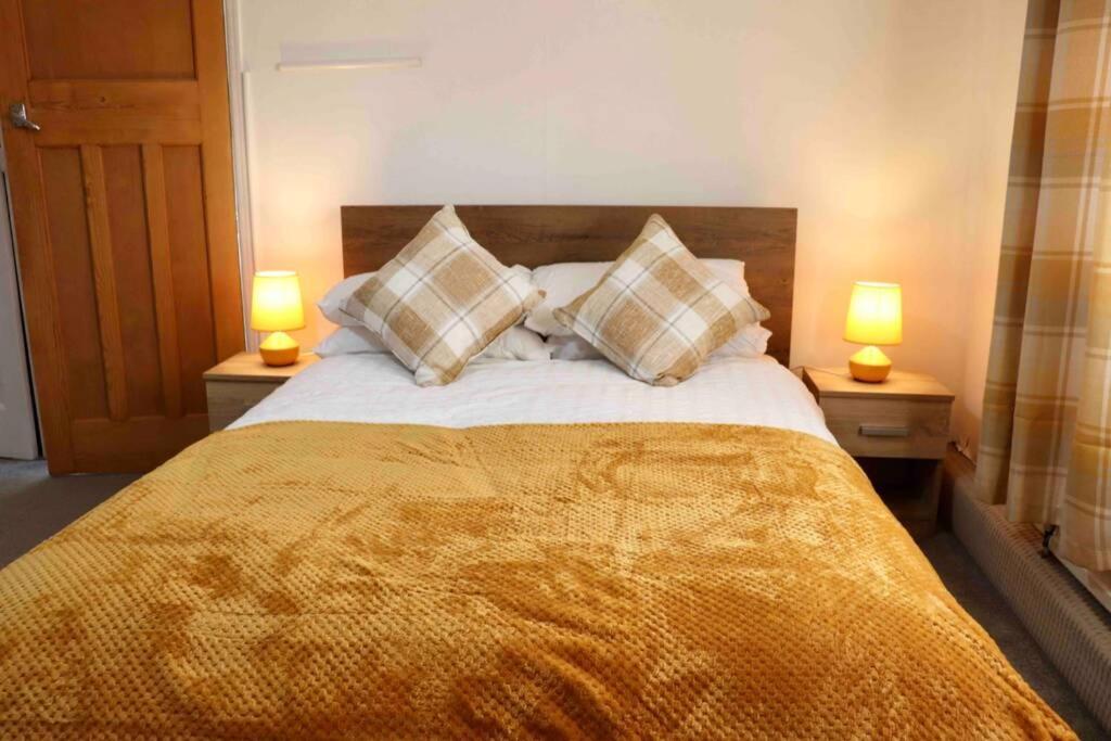 Cheerful 2 Bedroom Residential Home - Free Parking 利兹 外观 照片