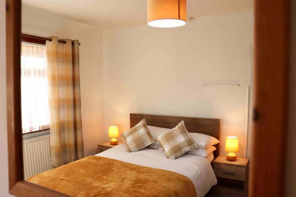 Cheerful 2 Bedroom Residential Home - Free Parking 利兹 外观 照片