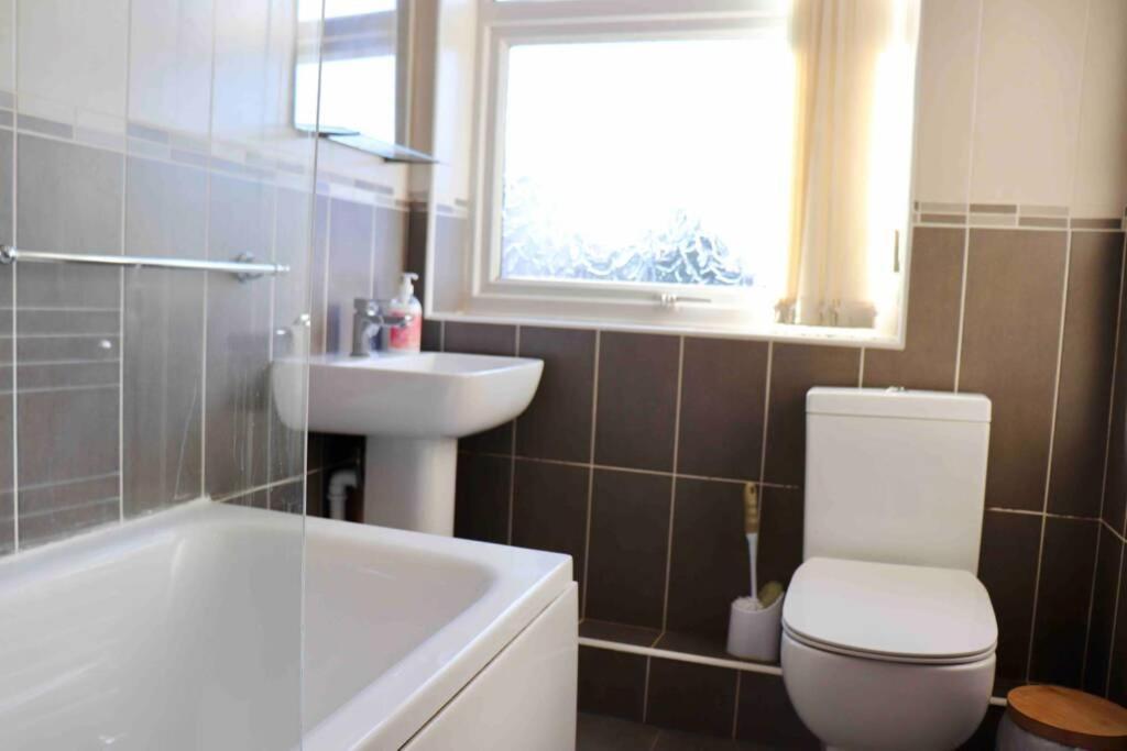 Cheerful 2 Bedroom Residential Home - Free Parking 利兹 外观 照片