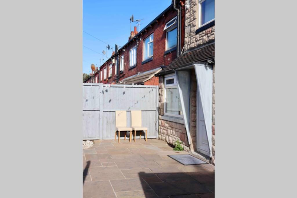 Cheerful 2 Bedroom Residential Home - Free Parking 利兹 外观 照片