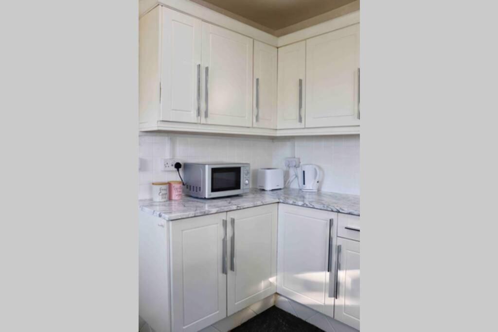 Cheerful 2 Bedroom Residential Home - Free Parking 利兹 外观 照片