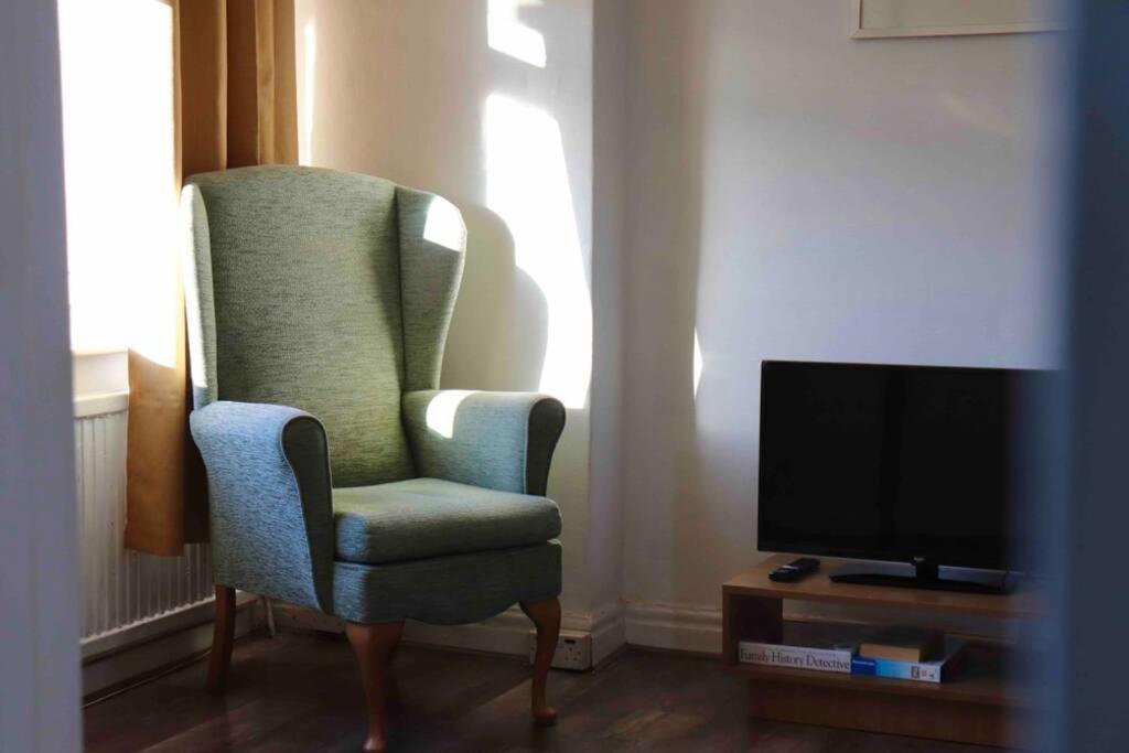 Cheerful 2 Bedroom Residential Home - Free Parking 利兹 外观 照片