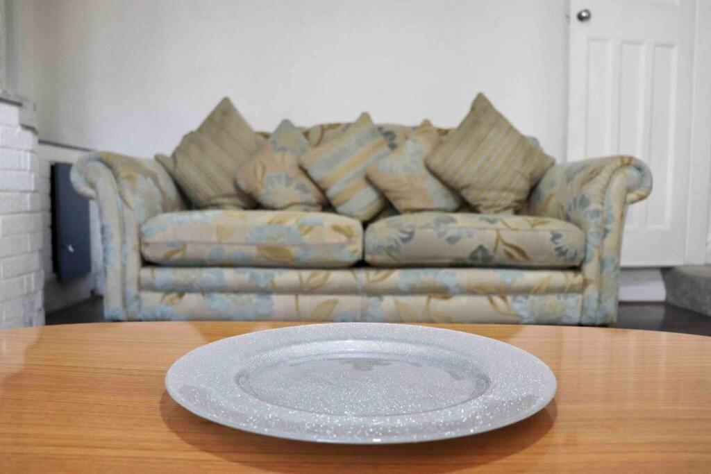 Cheerful 2 Bedroom Residential Home - Free Parking 利兹 外观 照片