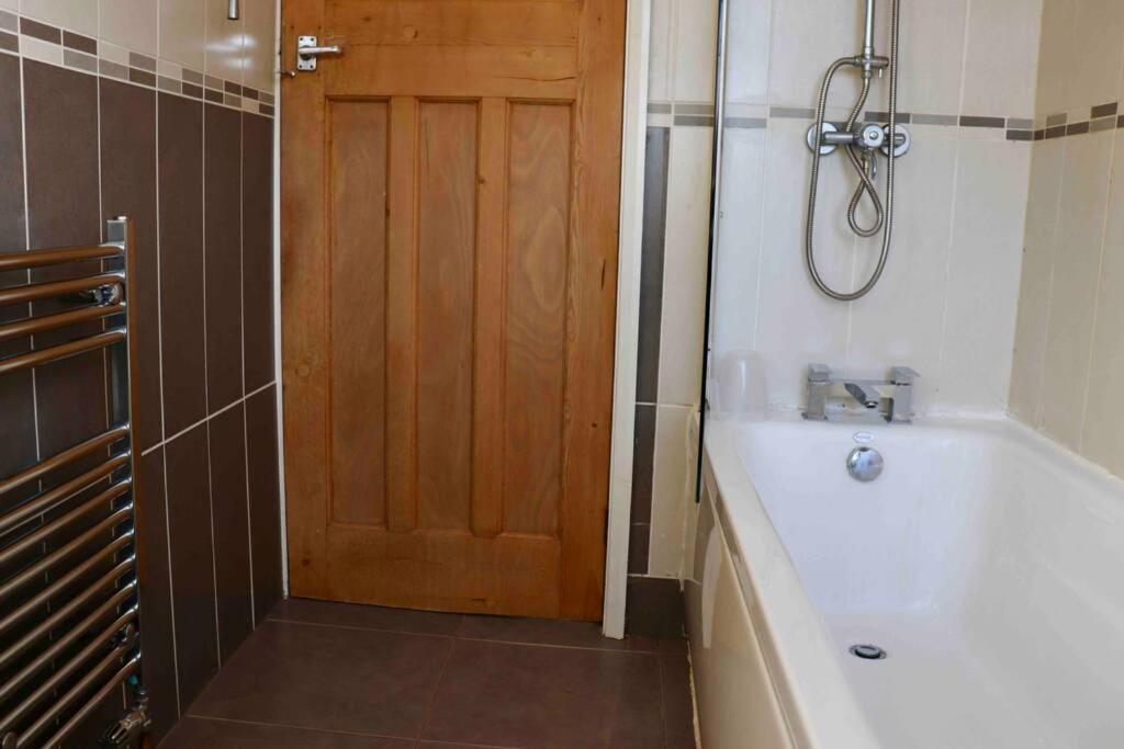 Cheerful 2 Bedroom Residential Home - Free Parking 利兹 外观 照片