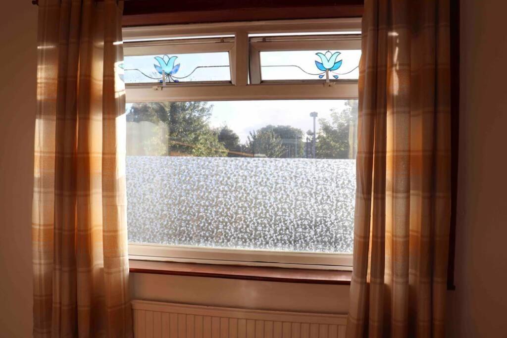Cheerful 2 Bedroom Residential Home - Free Parking 利兹 外观 照片