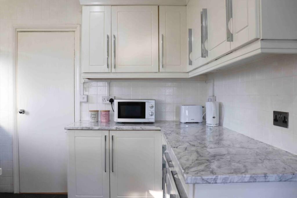 Cheerful 2 Bedroom Residential Home - Free Parking 利兹 外观 照片