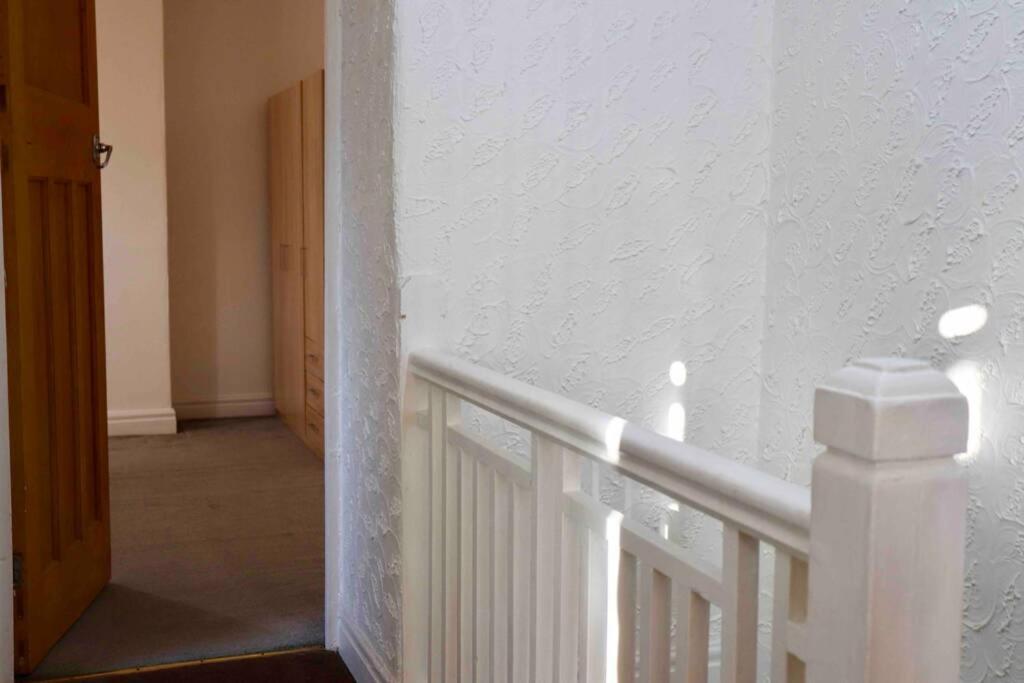 Cheerful 2 Bedroom Residential Home - Free Parking 利兹 外观 照片