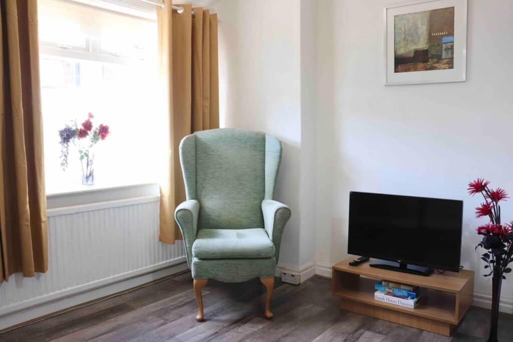 Cheerful 2 Bedroom Residential Home - Free Parking 利兹 外观 照片