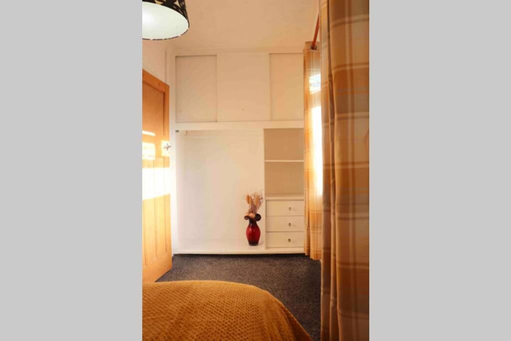 Cheerful 2 Bedroom Residential Home - Free Parking 利兹 外观 照片