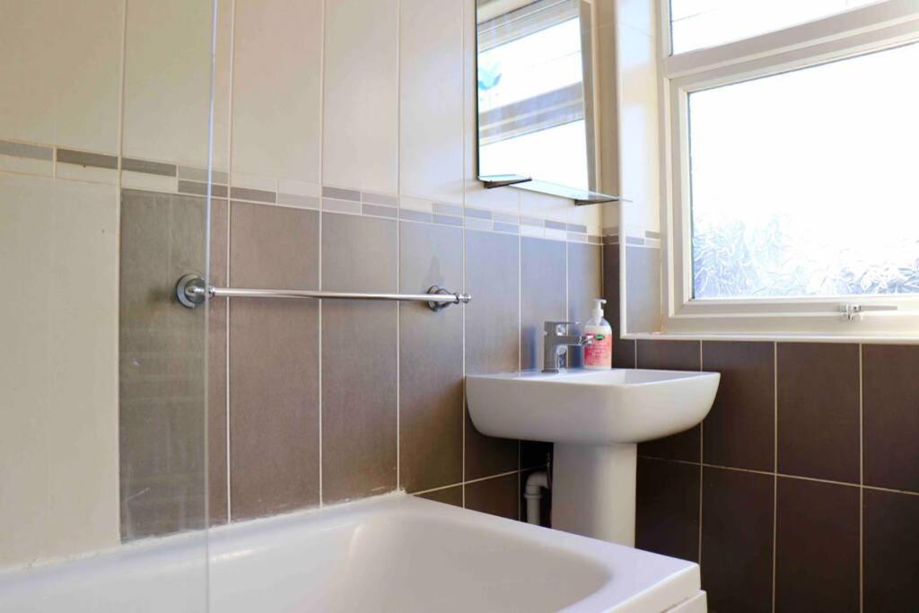 Cheerful 2 Bedroom Residential Home - Free Parking 利兹 外观 照片