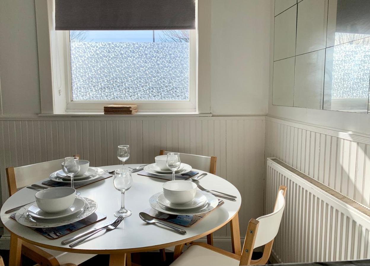Cheerful 2 Bedroom Residential Home - Free Parking 利兹 外观 照片