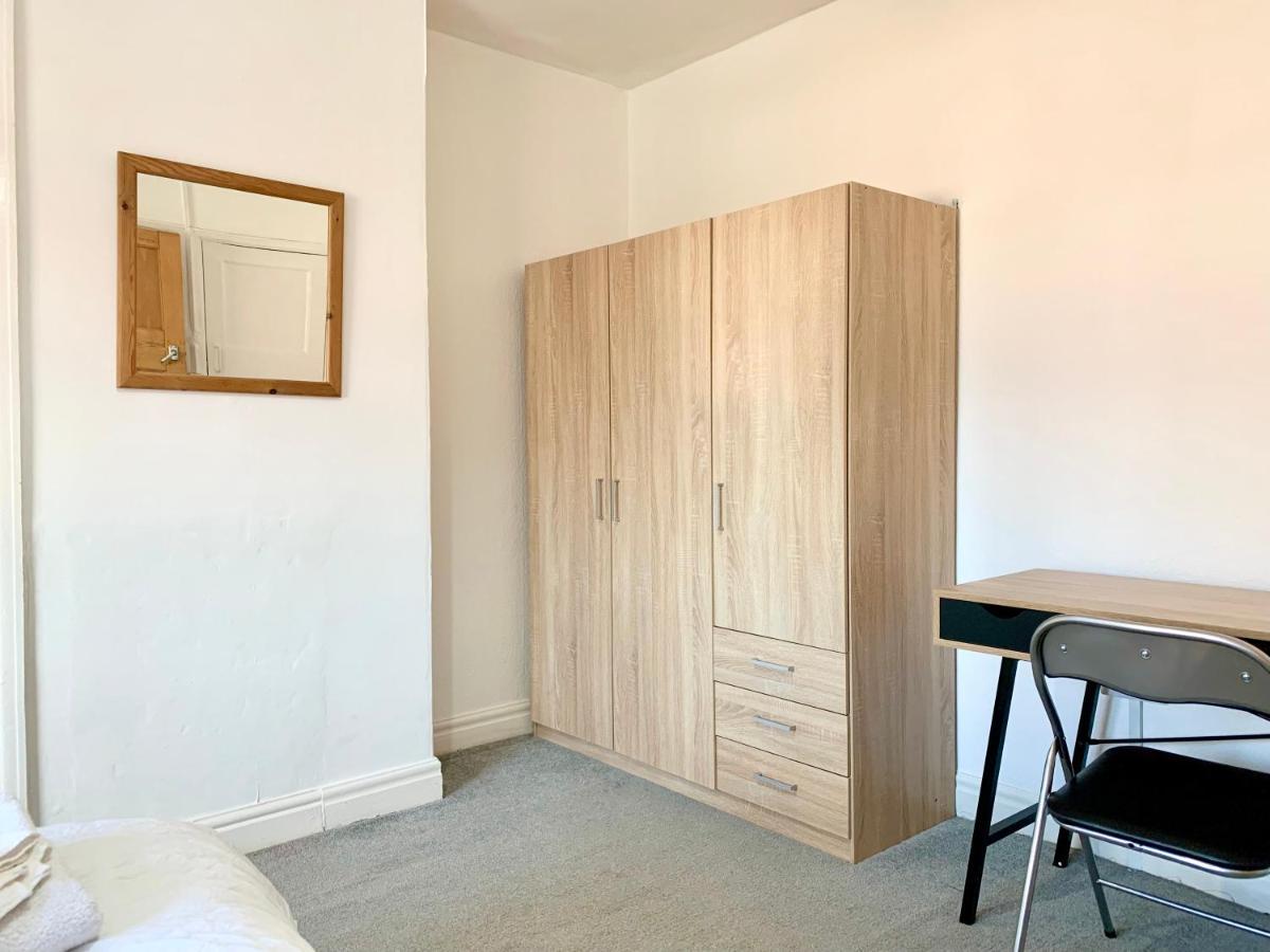 Cheerful 2 Bedroom Residential Home - Free Parking 利兹 外观 照片