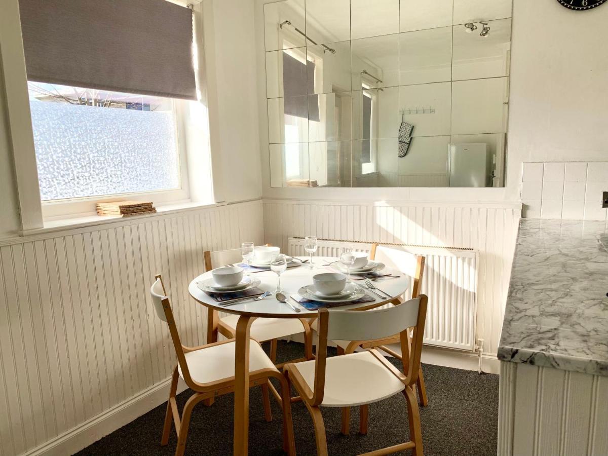 Cheerful 2 Bedroom Residential Home - Free Parking 利兹 外观 照片